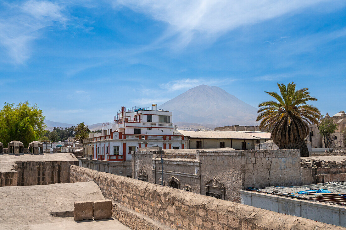 Der Vulkan El Misti erhebt sich über der weißen Stadt Arequipa,UNESCO-Welterbe,Arequipa,Peru,Südamerika