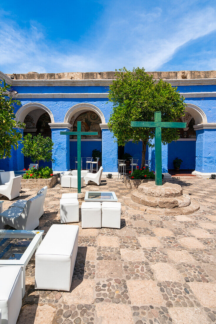 Blauer Abschnitt des Kreuzgangs und Klosters Santa Catalina de Siena,UNESCO-Weltkulturerbe,Arequipa,Peru,Südamerika