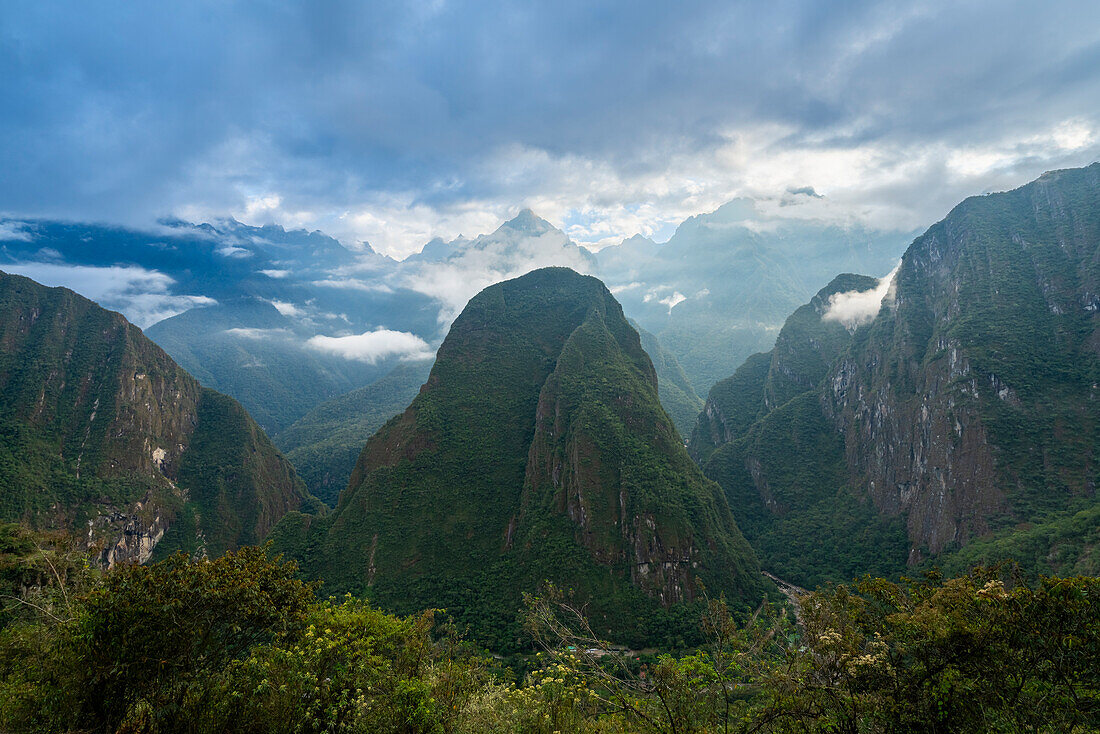 Der Berg Phutuq K'usi (Putucusi) am Urubamba-Fluss vom Weg nach Machu Picchu aus gesehen,Heiliges Tal,Peru,Südamerika