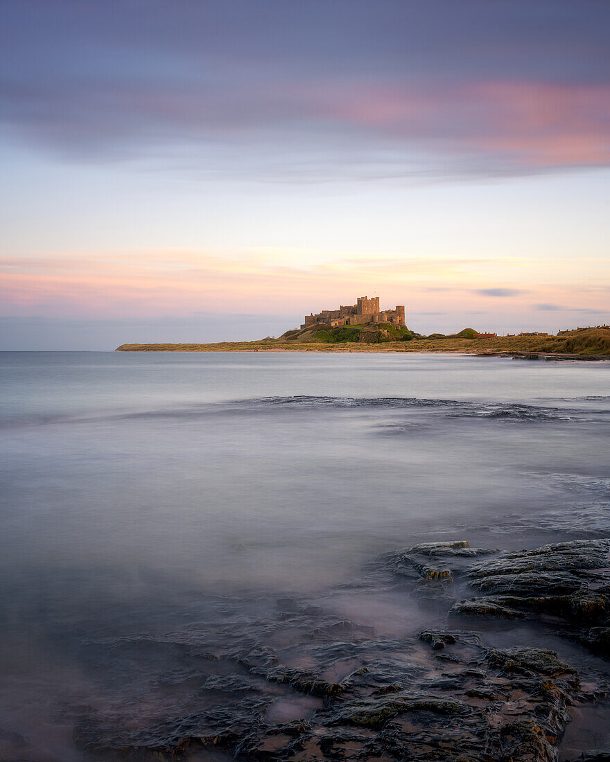 Bamburgh Castle bei Sonnenuntergang,Bamburgh,Northumberland,England,Vereinigtes Königreich,Europa