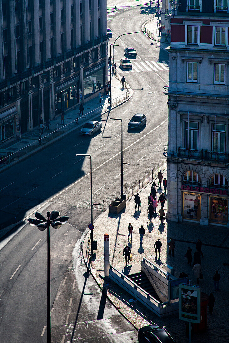 Erkundung der Straße Primeiro do Decembro,wo sich Einheimische und Besucher an einem sonnigen Nachmittag im lebhaften Lissabonner Stadtteil Baixa mischen.