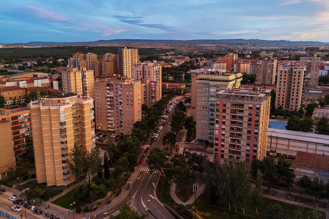 Luftaufnahme der Skyline des Viertels La Romareda bei Sonnenuntergang,Zaragoza,Spanien