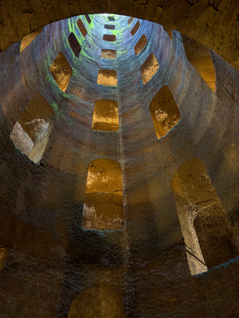 Blick in den 54 Meter tiefen St. Patrick's Well,erbaut 1527,in der auf einem Hügel gelegenen Stadt Orvieto,Italien.