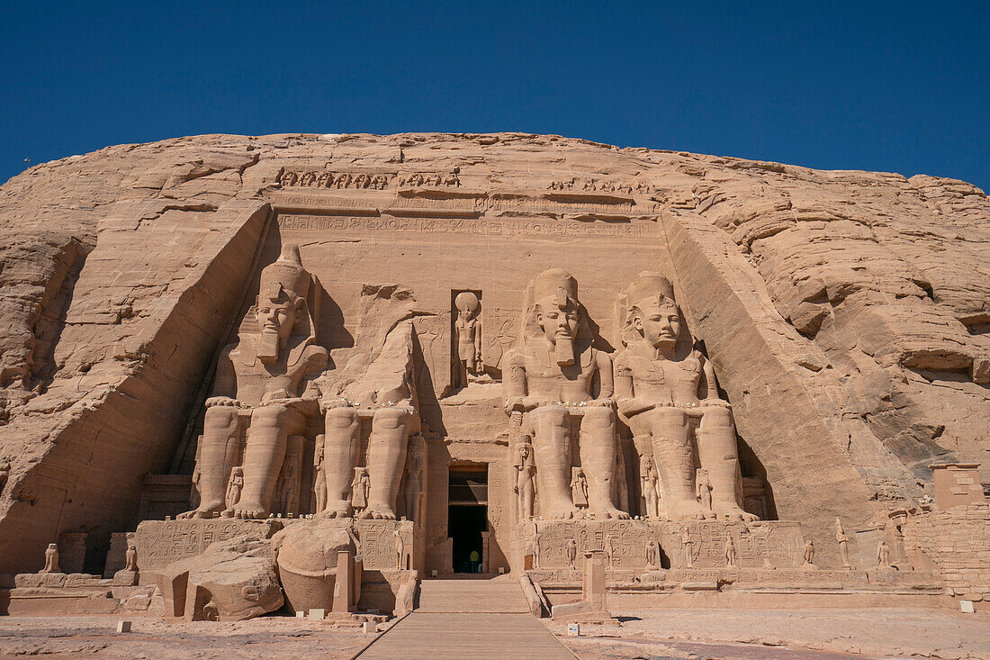 Kolossale Statuen von König Ramses II. in Abu Simbel,Ägypten.