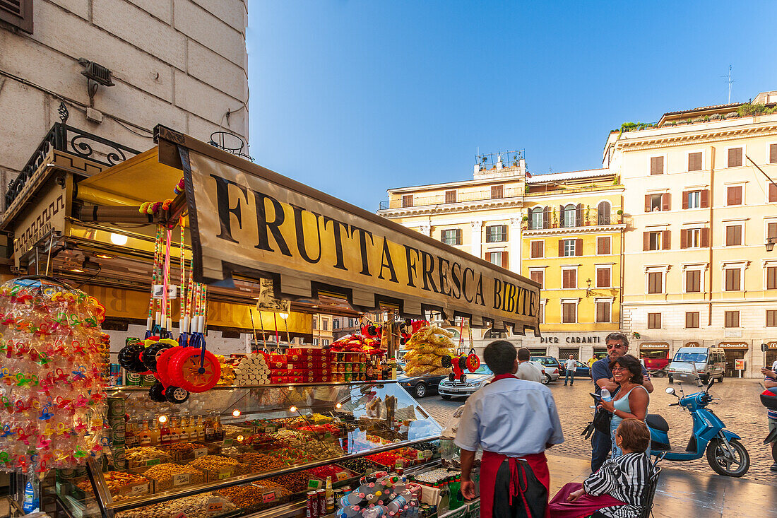 Rom,Italien,Juli 2017,Besucher genießen lebendige Früchte und erfrischende Getränke an einem belebten Stand in der Nähe der Piazza di Spagna in Rom an einem sonnigen Tag.