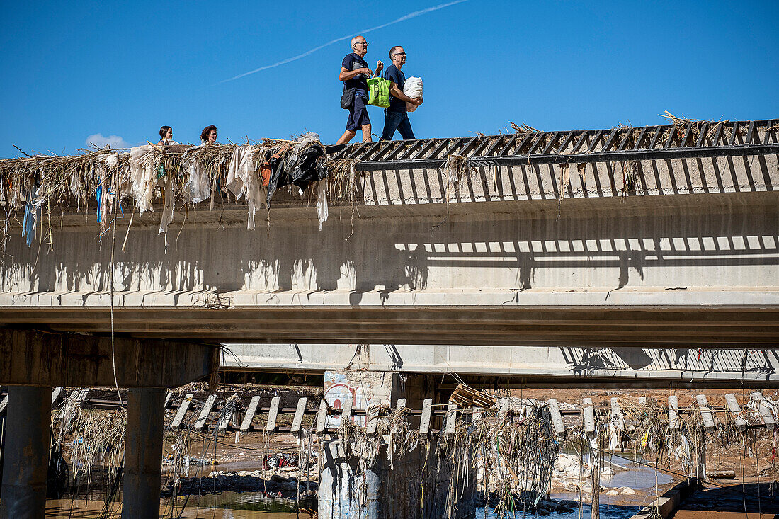 Auswirkungen des DANA-Hochwassers vom 29. Oktober 2024,in den Bahngleisen und der Straße CV-406 auf der Brücke über die Rambla del Poyo oder barranco del Poyo,Paiporta,Comunidad de Valencia,Spanien