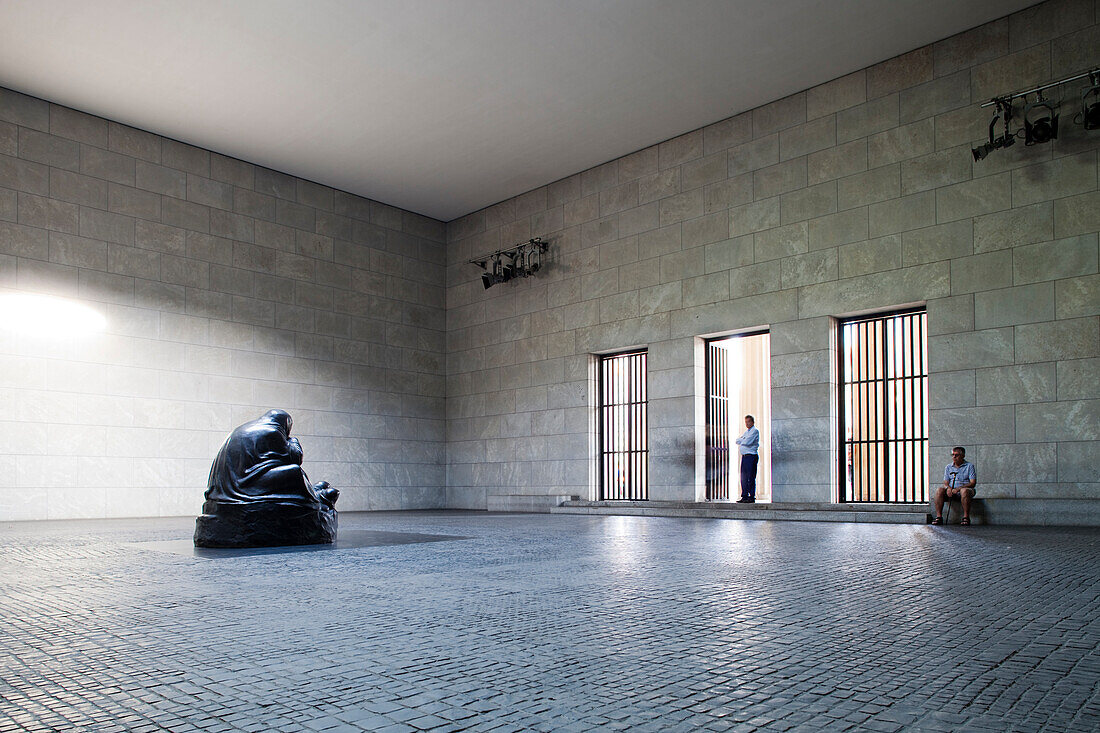 Berlin,Deutschland,29. Juli 2009,Eine ergreifende Statue einer Mutter mit ihrem verstorbenen Sohn steht in der Neuen Wache,einem Symbol für Trauer und Gedenken in Berlin.