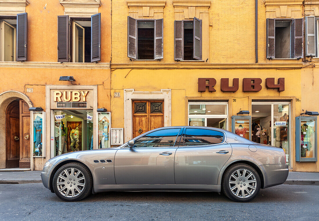 Rom,Italien,22. Juli 2017,Eine elegante Luxuslimousine parkt vor einer Boutique in der Via Frattina im Zentrum Roms und zeigt die stilvolle Atmosphäre der Stadt.