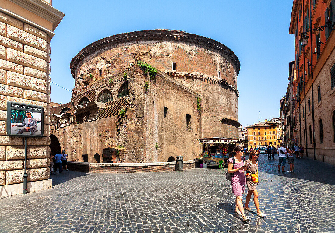 Rom,Italien,Juli 2017,Besucher schlendern an einem sonnigen Tag am antiken Pantheon in Rom vorbei und bewundern dessen großartige Architektur und reiche Geschichte.