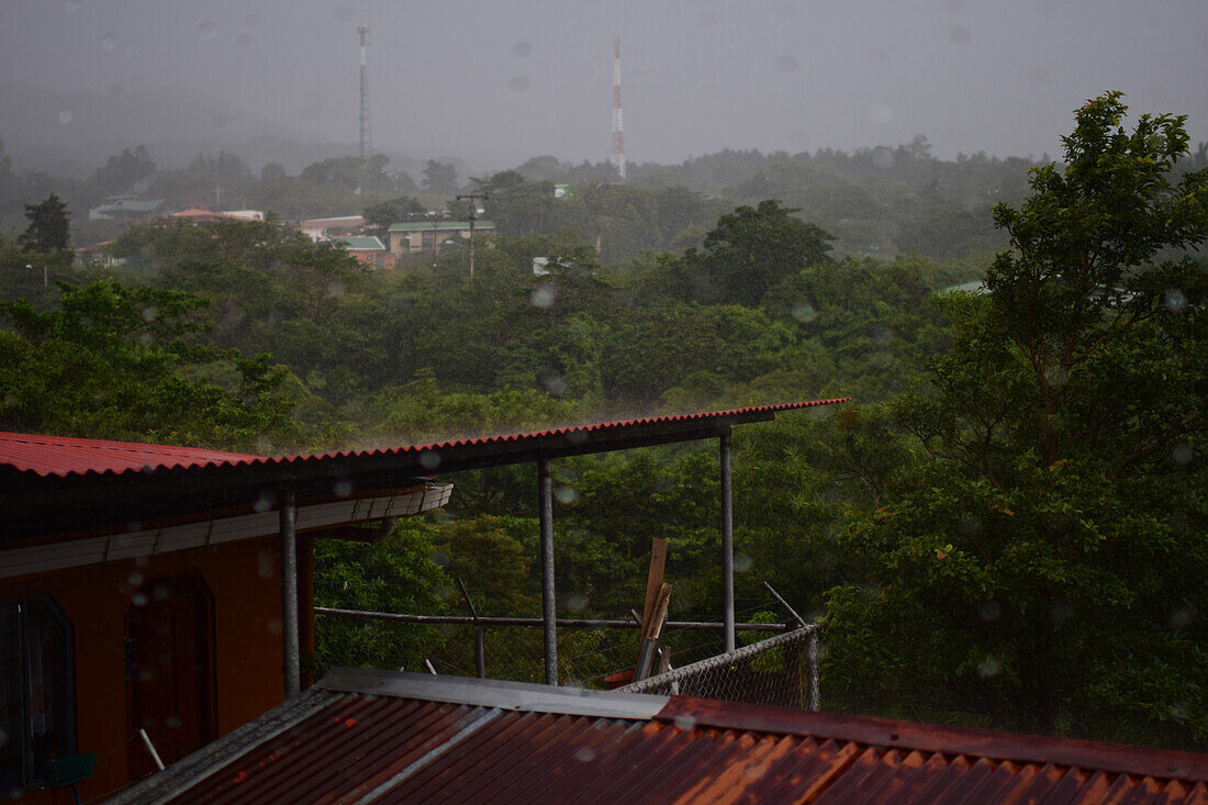 Starke Regenfälle in Monteverde,gesehen durch ein Hausfenster