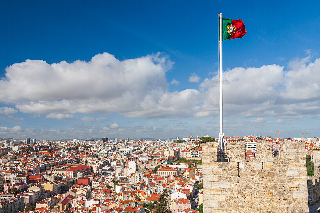 Die portugiesische Flagge flattert über Lissabon und zeigt die wunderschöne Skyline der Stadt von den historischen Zinnen der Burg Saint George.