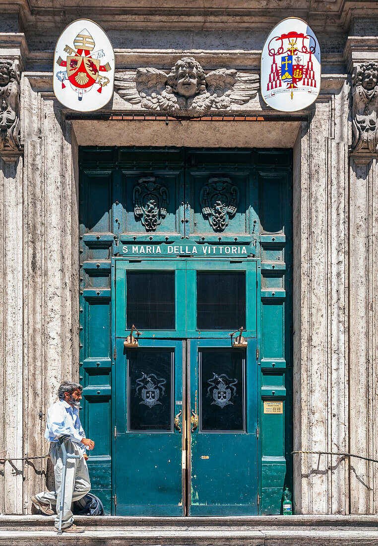 Rom,Italien,22. Juli 2017,Der markante Eingang der Kirche Santa Maria della Vittoria lädt Besucher ein,ihre reiche Geschichte und beeindruckende Architektur in Rom zu erkunden.