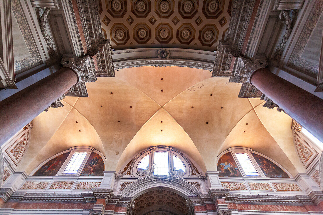 Rom,Italien,22. Juli 2017,Das Querschiff der Kirche Santa Maria degli Angeli e dei Martiri zeigt beeindruckende architektonische Details und Licht aus den Fenstern darüber.