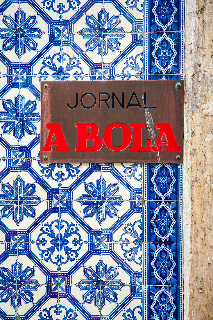 Lissabon,Portugal,1. März 2007,Eine auffällige Plakette des Jornal A Bola hebt sich von den traditionellen Azulejo-Fliesen im Bairro Alto ab und zeigt das reiche kulturelle Erbe Lissabons.