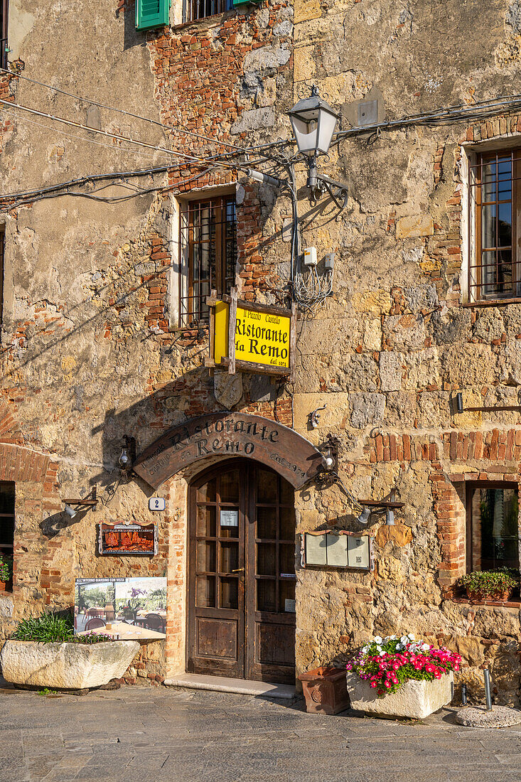 Ein Restaurant auf der Piazza Roma in der mittelalterlichen Stadt Monteriggioni,Provinz Siena,Italien.