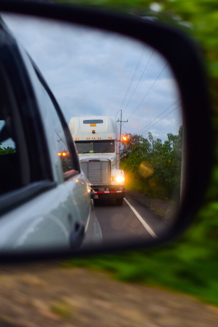 Großer Lastwagen hinter einem Auto durch den Rückspiegel gesehen,Costa Rica