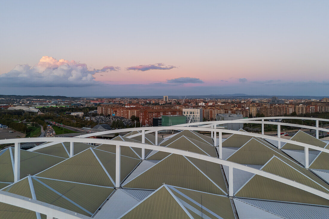 Luftaufnahme des Bahnhofs und des zentralen Busbahnhofs von Zaragoza-Delicias bei Sonnenuntergang