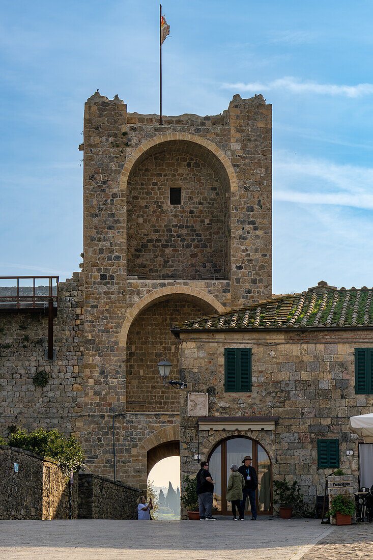 The Porta Roma, a gateway through the wall of the medieval walled town of Monteriggioni, Sienna, Tuscany, Italy.