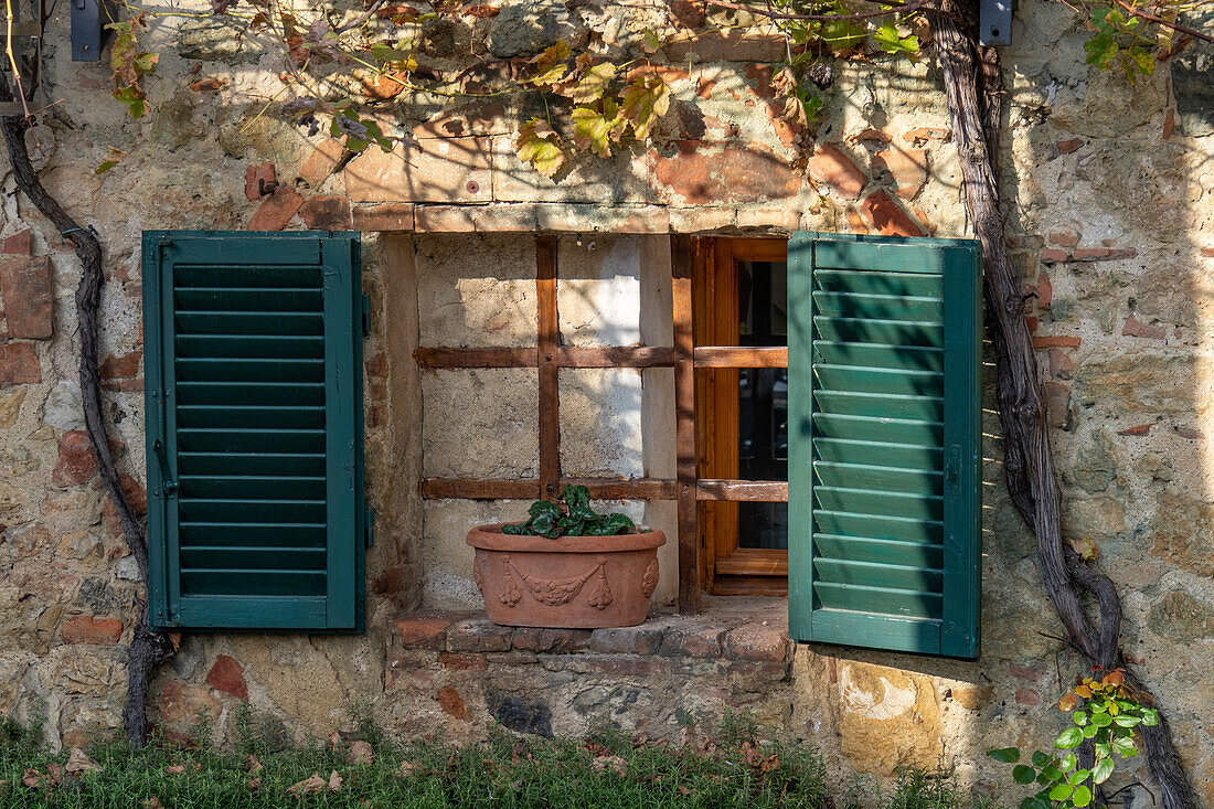 Hölzerne Fensterläden an einem Gebäude in der mittelalterlichen Stadt Monteriggioni,Siena,Toskana,Italien.