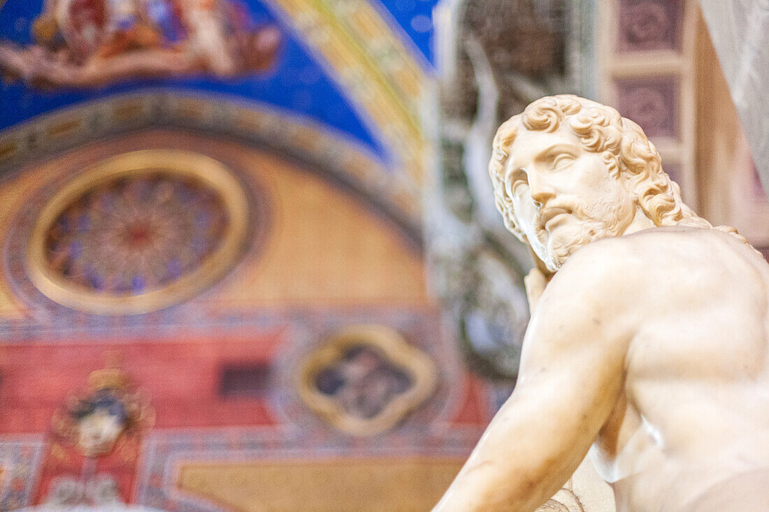 Rom,Italien,Juli 2017,Erkundung der komplizierten Details von Michelangelos Erlöserskulptur in der Basilika Santa Maria Sopra Minerva in Rom.