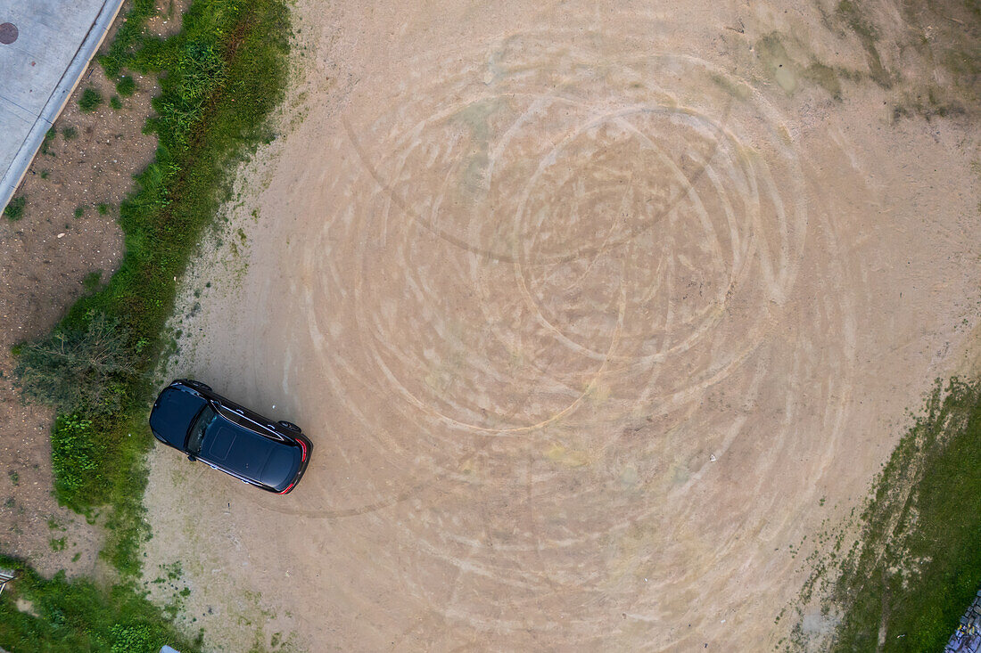 Luftaufnahme der Bodenmarkierungen auf einem unbefestigten Parkplatz