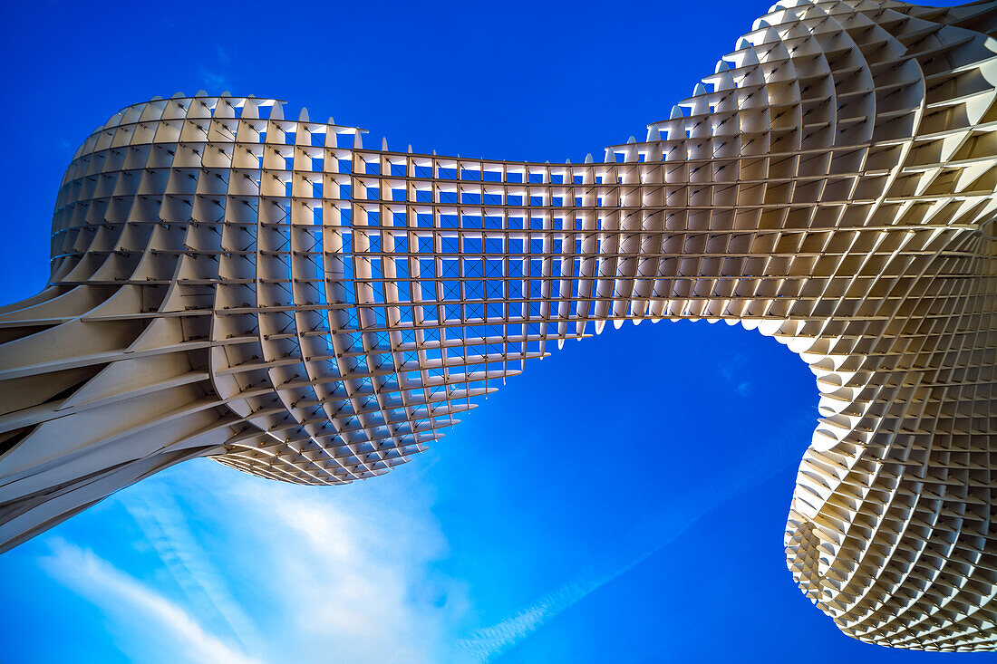 Atemberaubender Blick auf Las Setas in Sevilla,Spanien,mit seinem einzigartigen architektonischen Design unter einem strahlend blauen Himmel. Ein modernes Wahrzeichen,das Innovation und Kreativität symbolisiert.