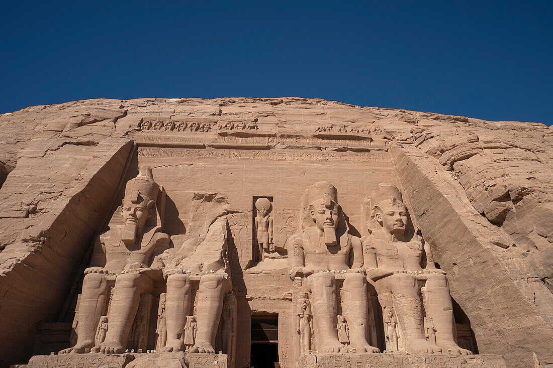 Kolossale Statuen von König Ramses II. in Abu Simbel,Ägypten.