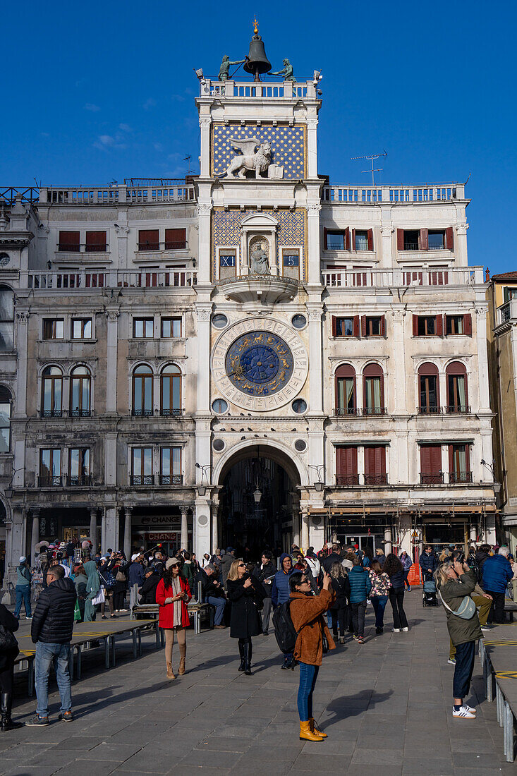 Touristen vor dem 1499 n. Chr. erbauten Uhrenturm auf dem Markusplatz in Venedig,Italien.