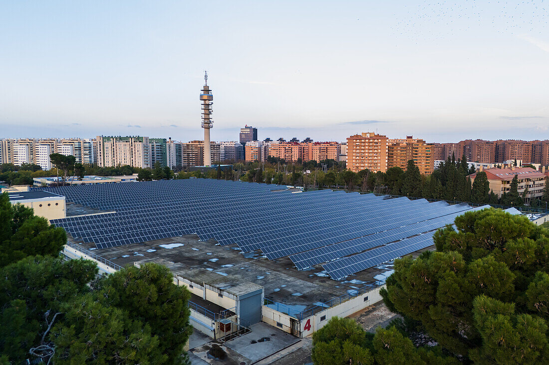 Luftaufnahme des Photovoltaik-Kraftwerks in der Wasseraufbereitungsanlage von Casablanca und des Movistar-Telekommunikationsturms,Zaragoza,Spanien