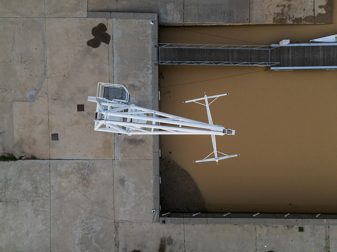 Luftaufnahme der Anlegestelle und des Kajakclubs von Vadorrey am Fluss Ebro,die aufgrund der jüngsten Dana überfüllt sind,Zaragoza,Spanien