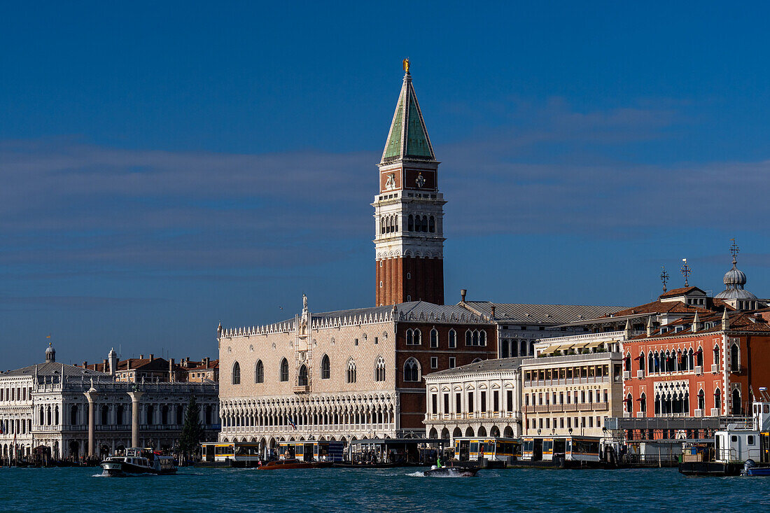 Der Glockenturm des Markusdoms hinter dem Dogenpalast,gesehen vom Giudecca-Kanal in Venedig,Italien.