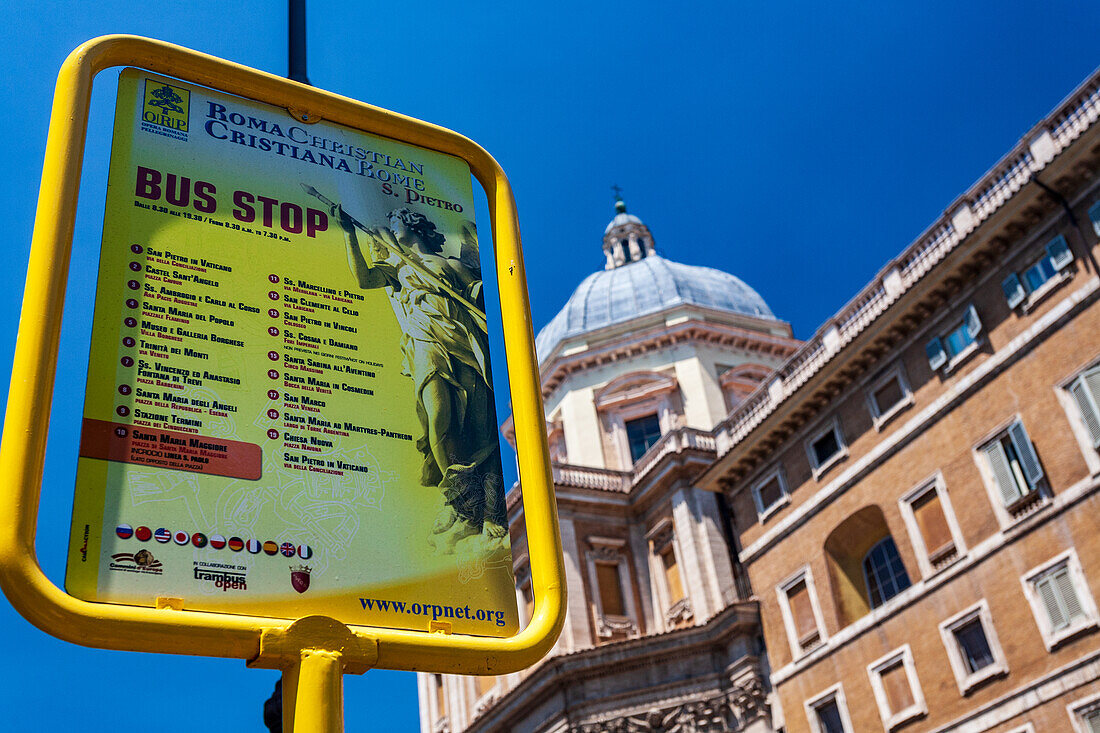 Besucher versammeln sich an der Bushaltestelle für die Tour durch das christliche Rom in der Nähe der beeindruckenden Basilika Santa Maria Maggiore bei klarem Himmel.