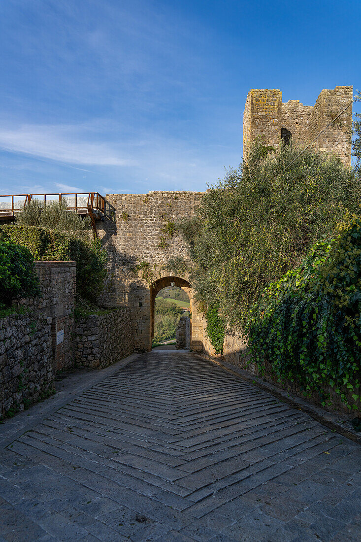 The Porta Fiorentina, a gateway through the wall of the medieval walled town of Monteriggioni, Sienna, Tuscany, Italy.