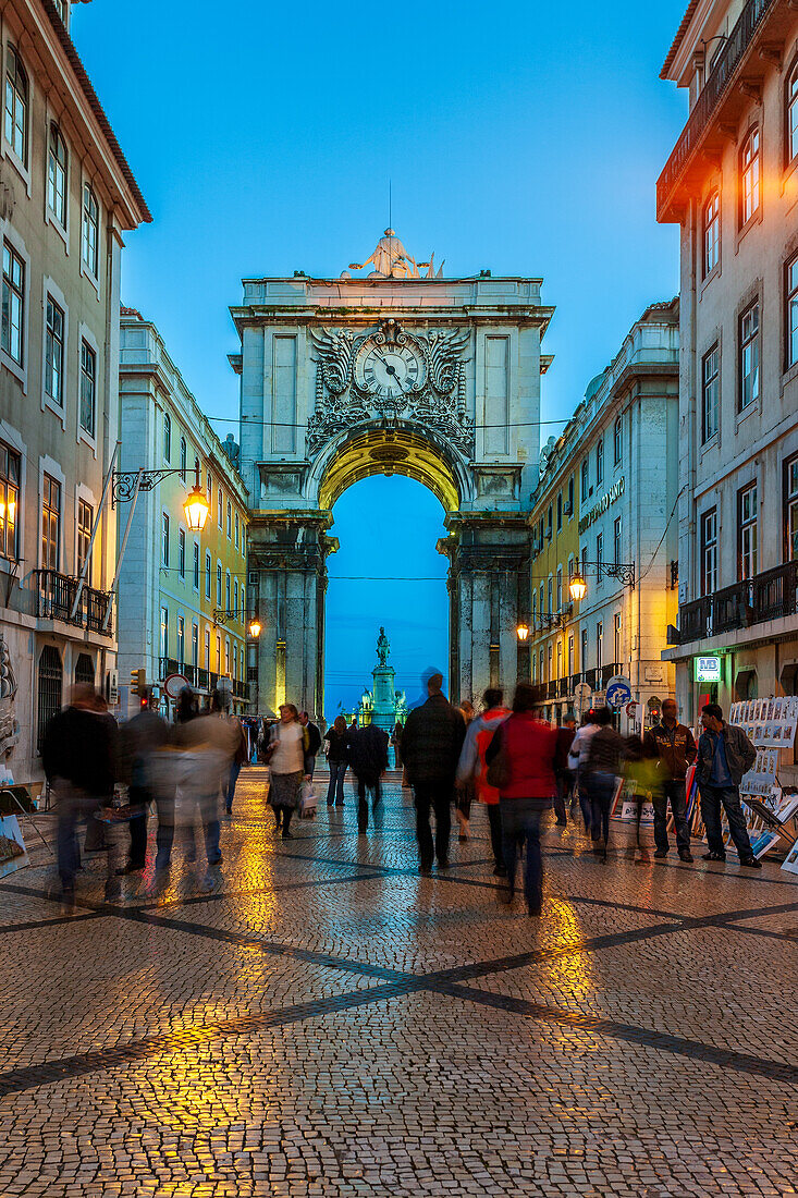 Lissabon,Portugal,1. März 2007,Fußgänger schlendern in der Abenddämmerung durch den Triumphbogen in der Straße Augusta,der zum lebhaften Praça do Comércio in Lissabon führt.