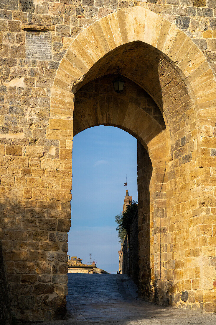 The Porta Roma, a gateway through the wall of the medieval walled town of Monteriggioni, Sienna, Tuscany, Italy.