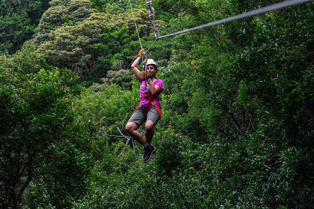 Junge kaukasische Frau hat Spaß bei einer Canopy-Tour in Costa Rica