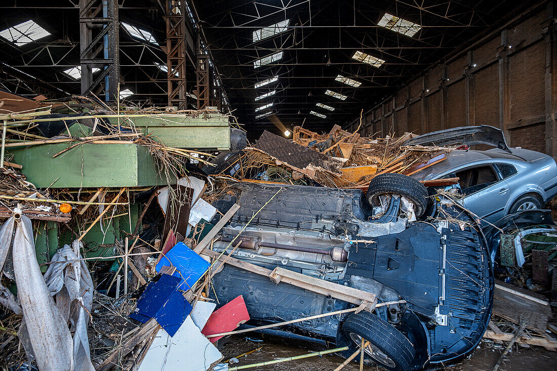 Das Innere einer Fabrik. Auswirkungen des DANA-Hochwassers vom 29. Oktober 2024 in der Straße 19 Alicante,Sedavi,Comunidad de Valencia,Spanien