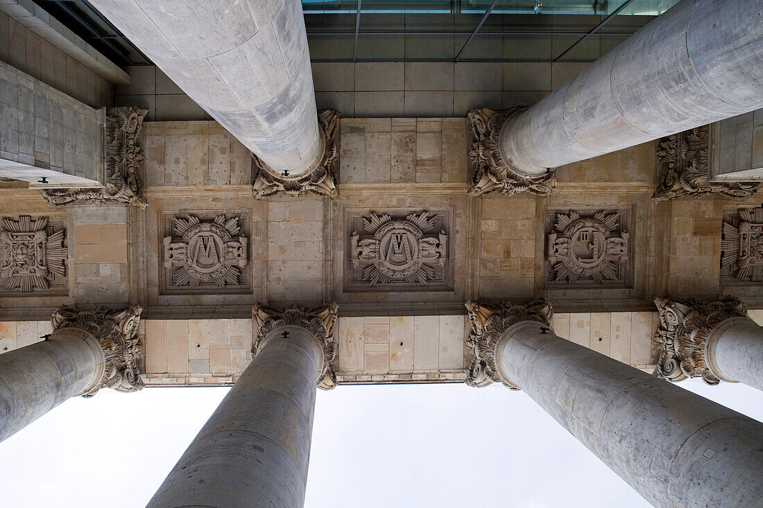 Die beeindruckenden Säulen des Reichstagsportikus erheben sich majestätisch gegen den Himmel in Berlin und fangen architektonische Pracht und Geschichte ein.