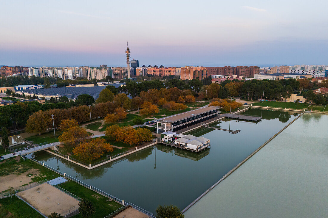 Luftaufnahme eines künstlichen Sees bei Sonnenuntergang