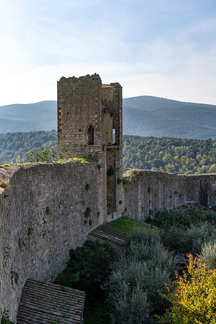 Wachturm auf der Stadtmauer der mittelalterlichen Festungsstadt Monteriggioni,Siena,Toskana,Italien.