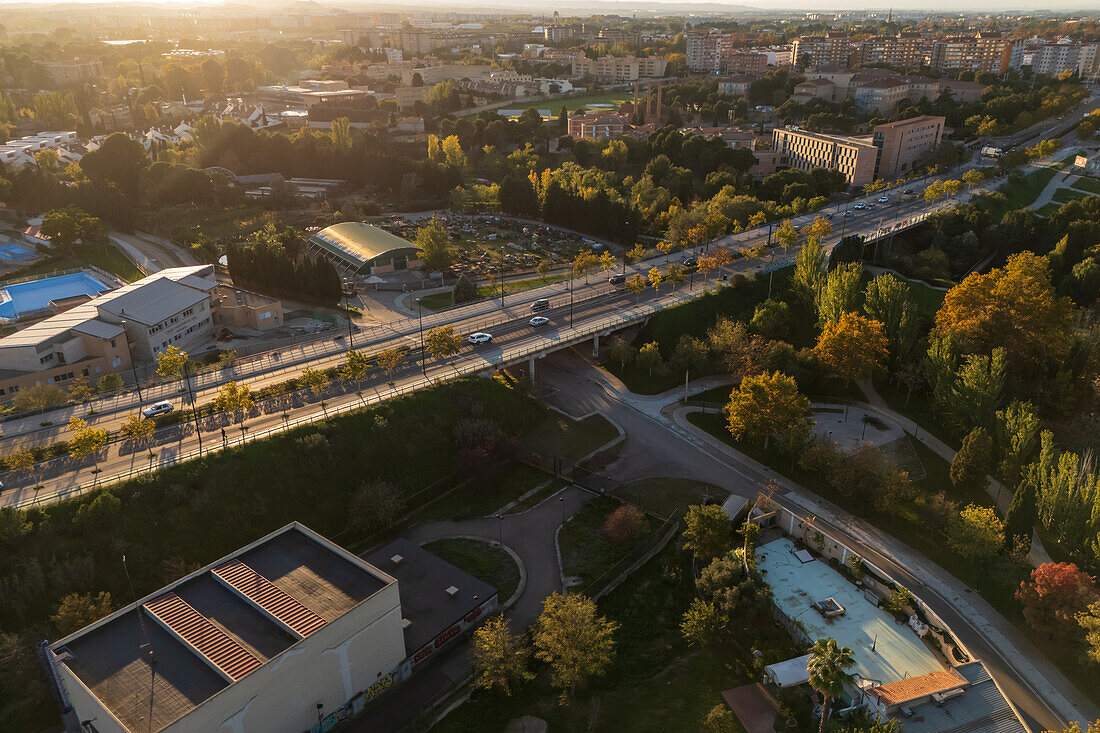 Luftaufnahme der Straße Ronda de la Hispanidad in Zaragoza