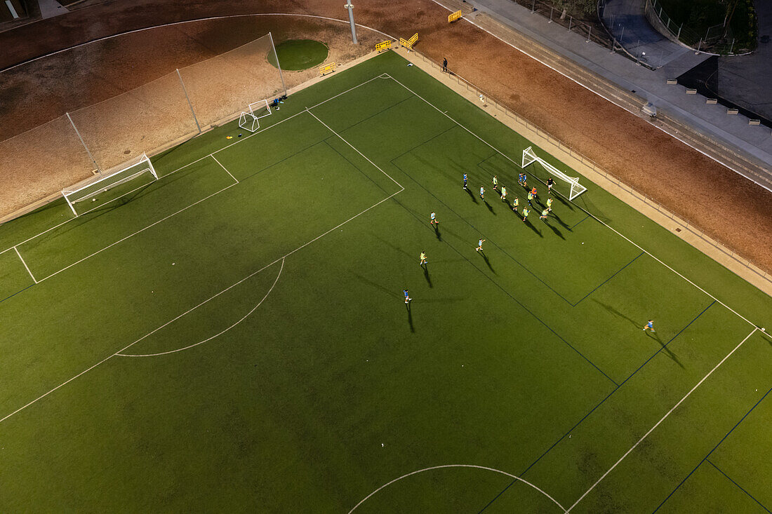 Luftaufnahme eines nächtlichen Trainings auf einem Fußballplatz