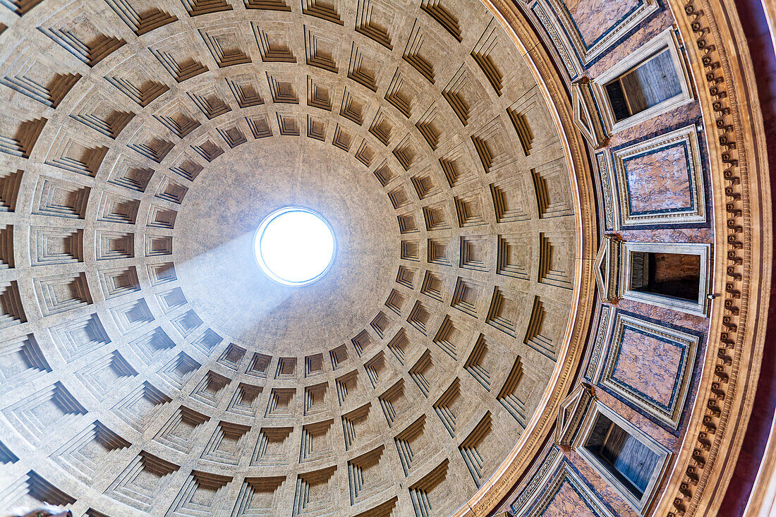 Rom,Italien,Juli 2017,Erleben Sie das beeindruckende Design der Pantheon-Kuppel mit ihrem ikonischen Oculus,der das Innere beleuchtet,in Rom,Italien.