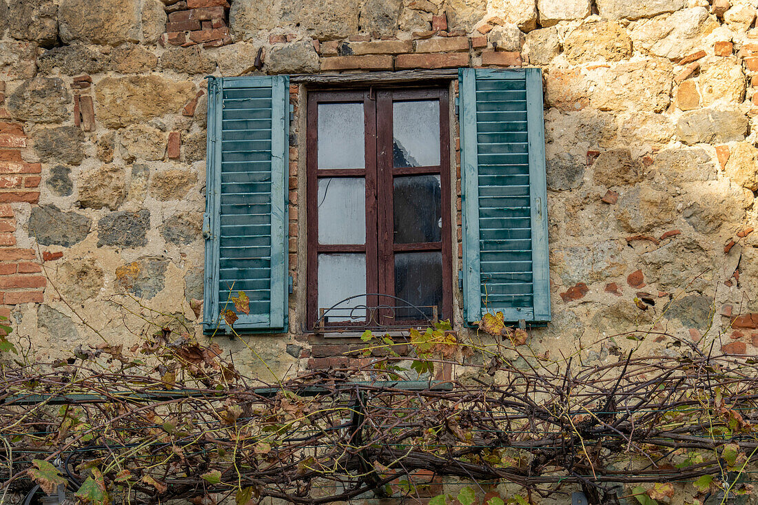 Hölzerne Fensterläden an einem Gebäude in der mittelalterlichen Stadt Monteriggioni,Siena,Toskana,Italien.