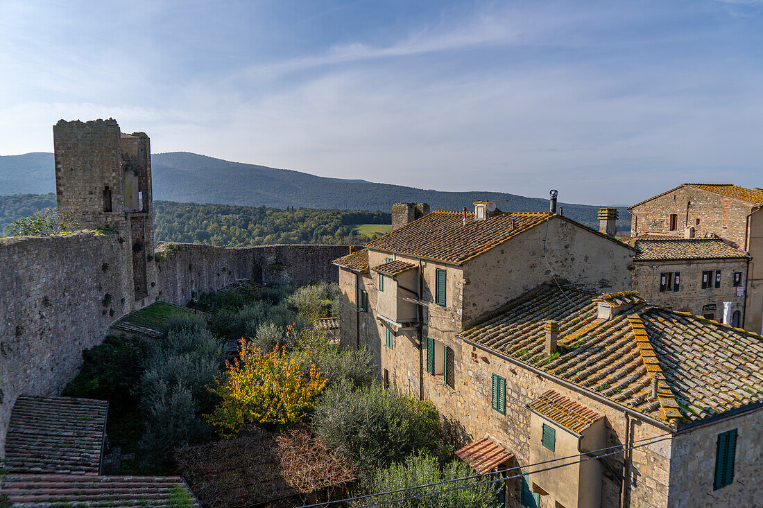 Traditionelle Architektur in der mittelalterlichen ummauerten Stadt Monteriggioni,Provinz Siena,Italien.