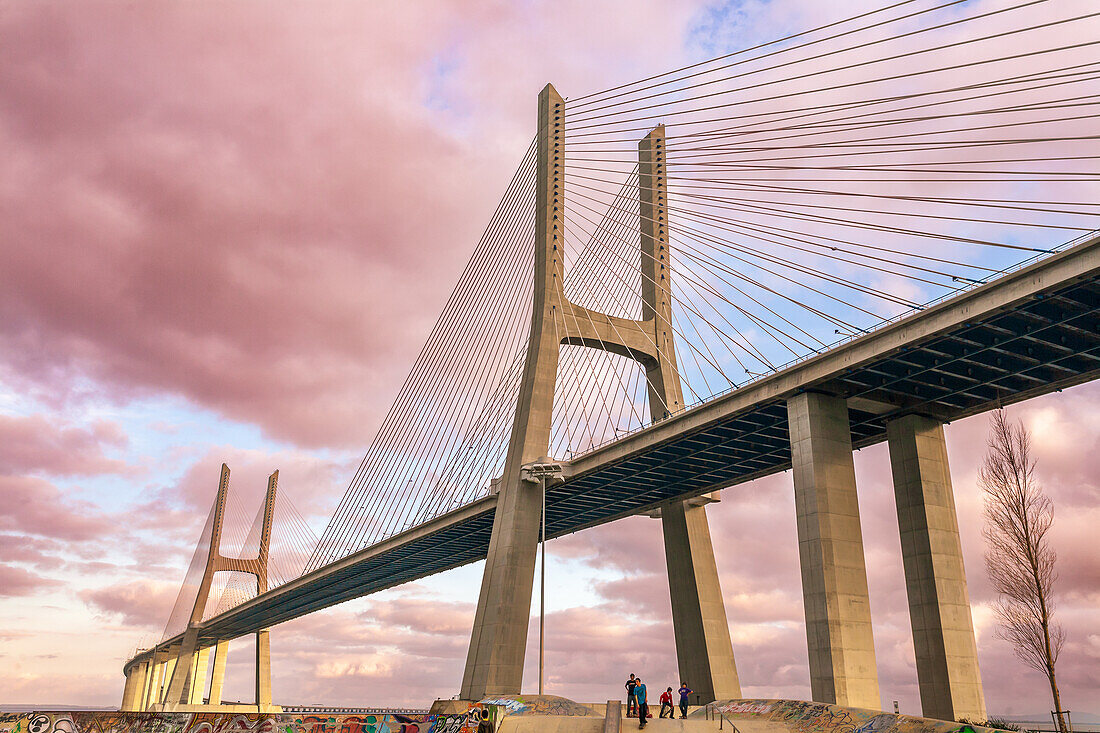 Lissabon,Portugal,1. März 2007,Die beeindruckende Vasco-da-Gama-Brücke spannt sich über den Tejo und bietet moderne Ingenieurskunst und eine malerische Aussicht auf Lissabon.