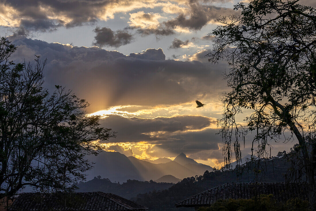 Die Sonne geht in den Hügeln um die charmante Kolonialstadt Jardin,Kolumbien,unter.