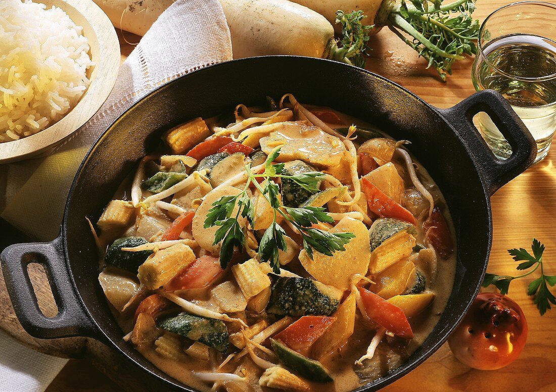 Mixed vegetables with Thai curry sauce in a wok