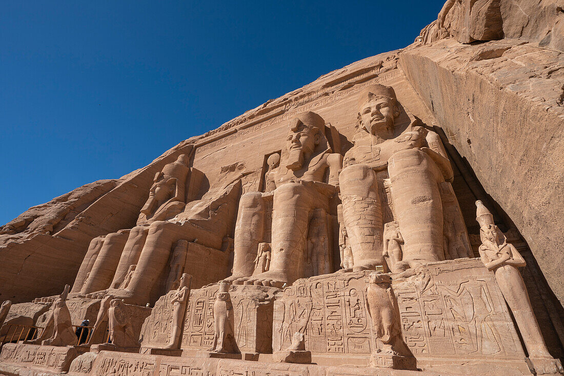 Kolossale Statuen von König Ramses II. in Abu Simbel,Ägypten.