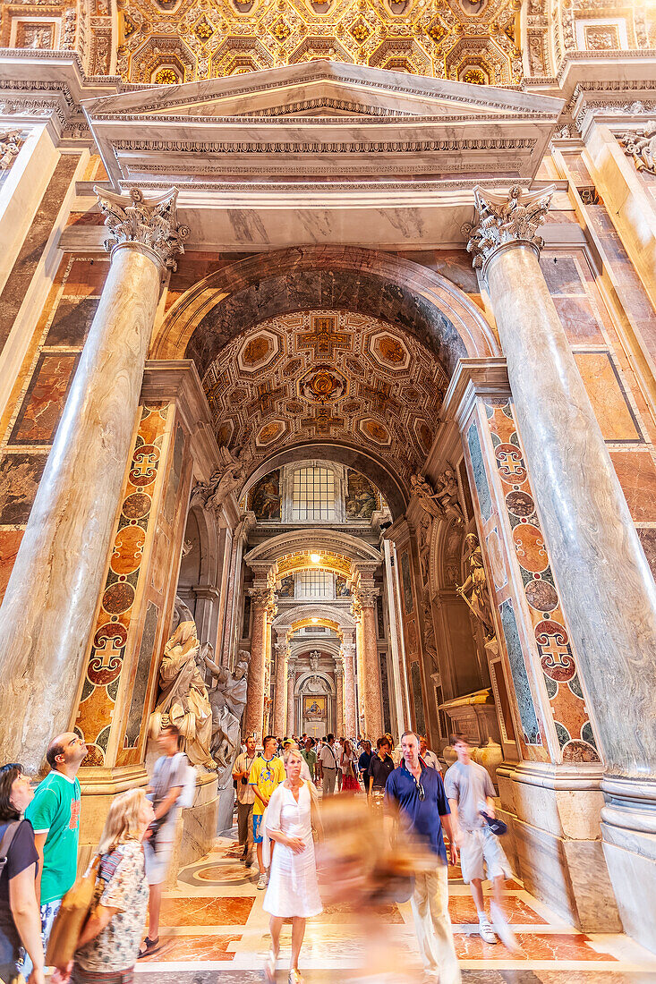 Rom,Italien,22. Juli 2017,Besucher bewundern die atemberaubende Architektur und die komplizierten Details des rechten Seitenschiffs des Petersdoms in der Vatikanstadt,Rom,Italien.